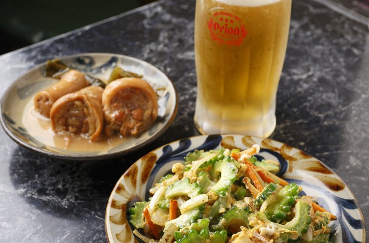 ゴーヤチャンプル840円と豚の尾っぽを煮込んだ味噌風味のジューウ620円。