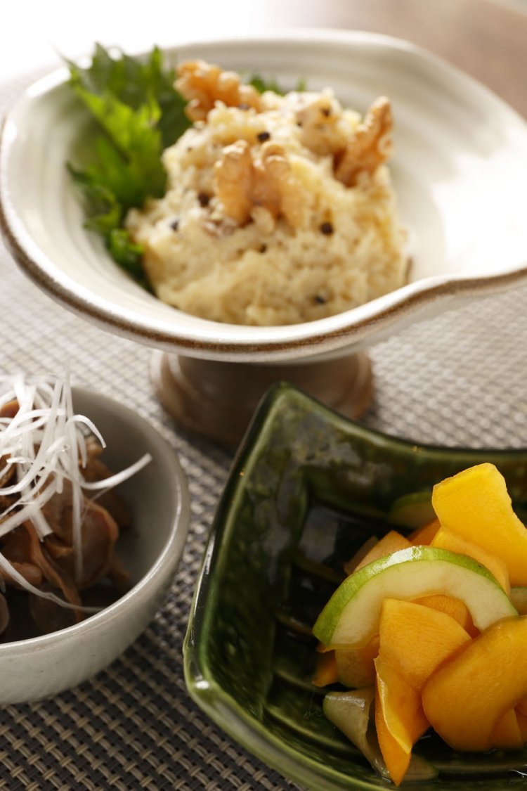 いぶりがっこのポテトサラダ432円（上）、白瓜とコリンキーの塩麹漬420円（右）、砂肝ちりポン酢432円。