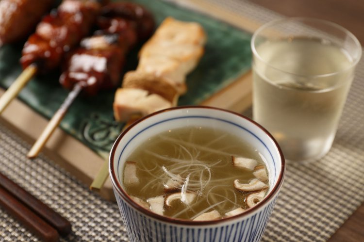 酒がすすむ鳥スープ216円と大那・純米吟醸120㏄760 円。むね、ももなどの串焼は1本324円。