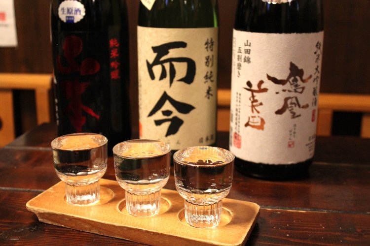 利き酒セットは1100円。一品付きなのがうれしい。