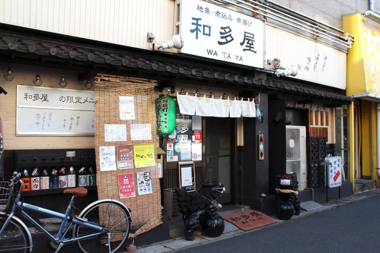 『和多屋』外観。入り口では2体の黒いシーサーがお出迎え。