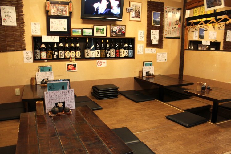 カウンターのほか、テーブル席、座敷がある。