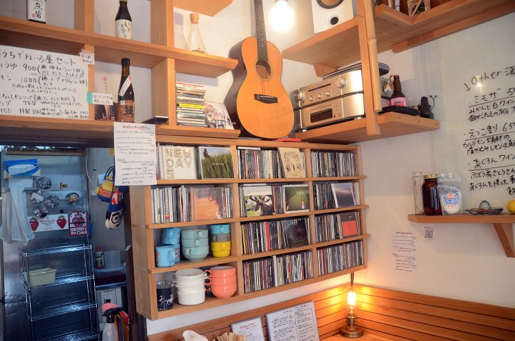 ズラリと並んだCDの数々。ジャンルも洋楽からJ-POPまで幅広い。