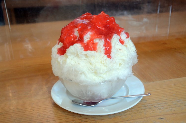 ラーメンを食べた後にはぜひとも食べたいのがお店もうひとつの名物、かき氷1000円～。