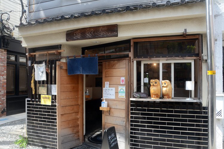 まるでカフェのような雰囲気の外観。仲睦まじい様子のフクロウの置物が可愛らしい。