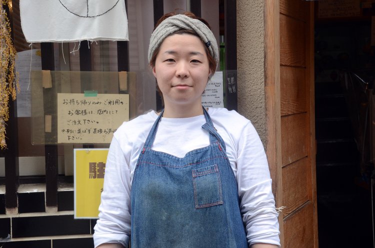 お話を伺った店長の海後育恵さん。インテリアや店内のBGMも彼女自らチョイスしている。