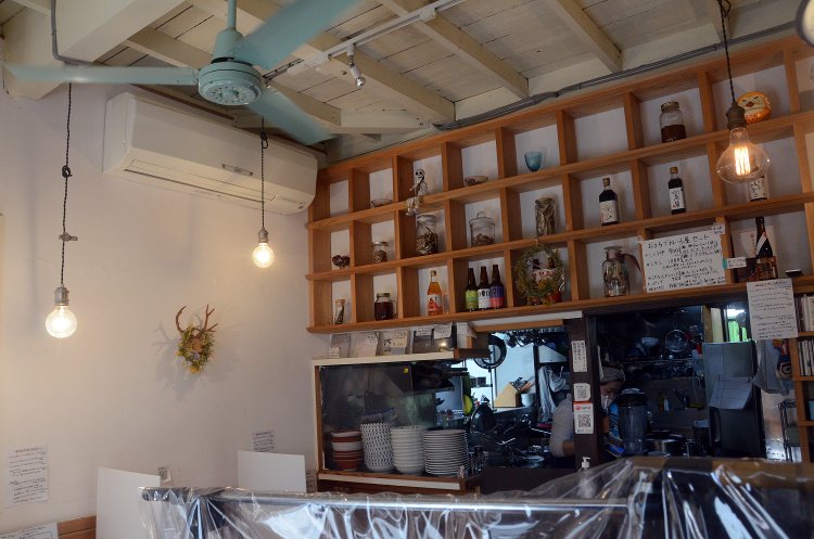 店内の様子を見ても……やっぱりラーメン屋っぽくない雰囲気。それだけに女性のお客さんも多いのだとか。