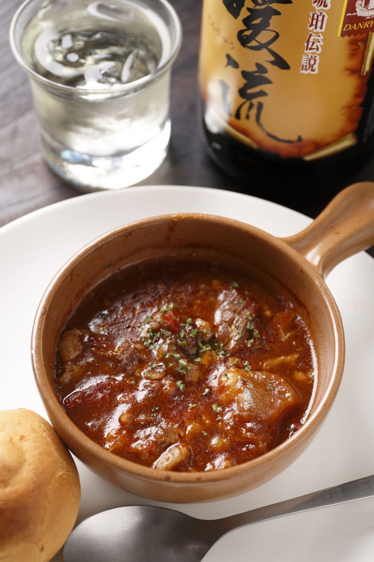 牛すじのデミグラス煮込み（パン付き）1000円には暖流・熟成古酒600円をロックで。