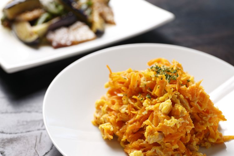 にんじんシリシリ500円、小野さんが育てた季節野菜を使った料理も。