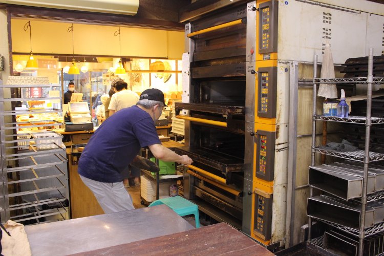 焼きたてを提供するため、こまめにパンを焼く
