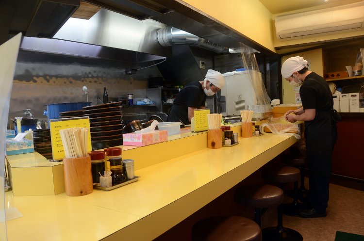 店内の様子。Vの字型になっているカウンター席が印象的。