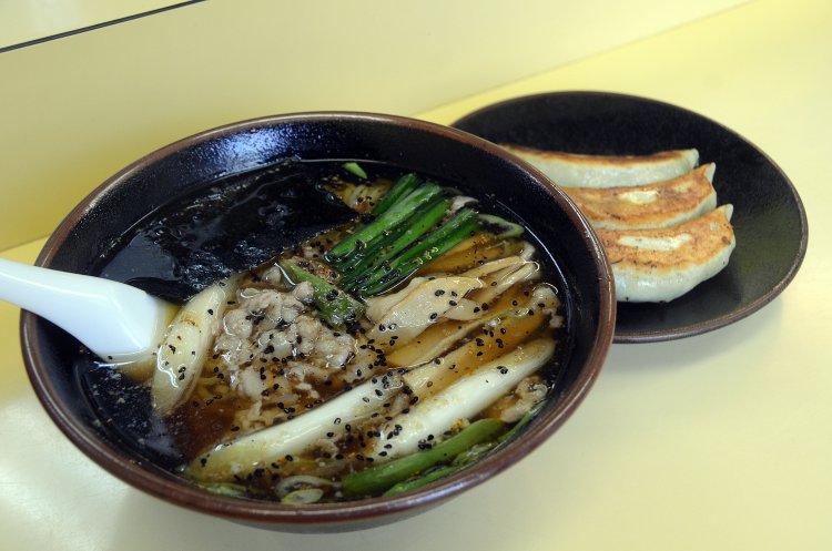 ニンニクのパンチが利いた味わいの特製十八番900円。特製ちぢれ麺との相性もバッチリだ。