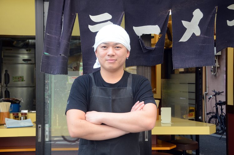 2代目を引き継いだ店主の馬塩泰治さん。取材当日も厨房で腕を振るい、麺の手もみなど八面六臂の活躍を見せてくれた。