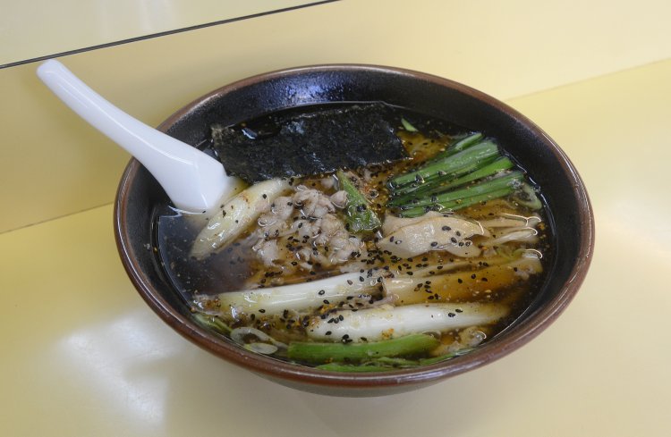 特製十八番900円。豚骨をベースにした醤油スープに、ニンニクと豚バラ肉とニラとネギの炒め物をトッピング。ニンニクの香りで食欲が増進されること間違いなし。
