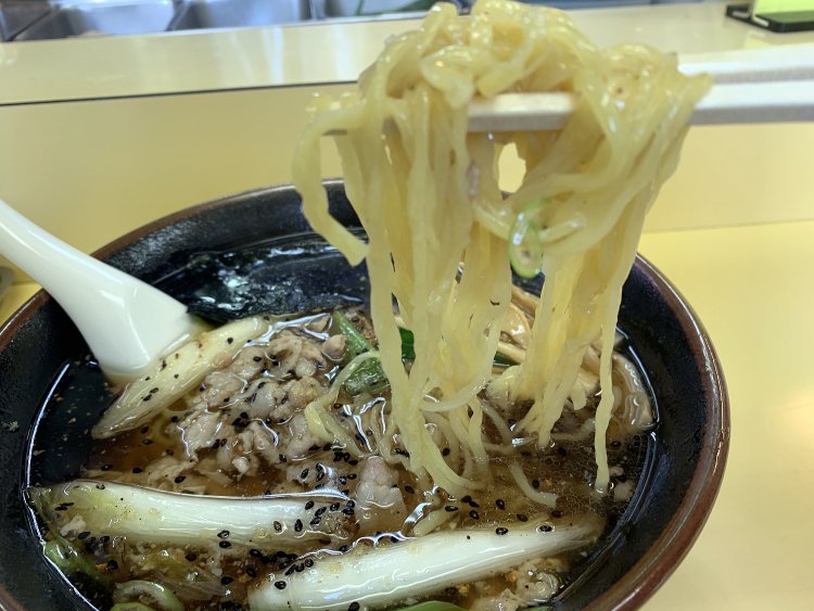 麺は中太ちぢれ麺。このちぢれ具合にはお店ならではのこだわりが……。