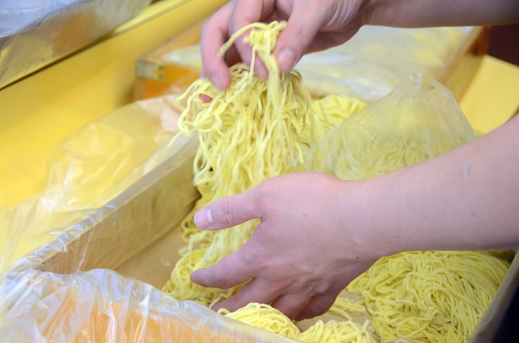 これがお店の伝統となっている麺の手もみ作業。スープによく絡むちぢれ麺をここで生み出している。