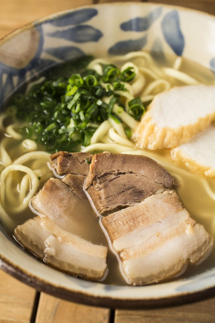 沖縄そば880円。豚バラ三枚肉がトロトロでうれしい。