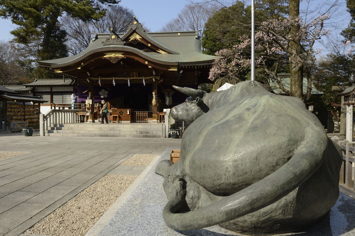 天神様のお使いである牛の像と宝永3年(1706)に再建された本殿。