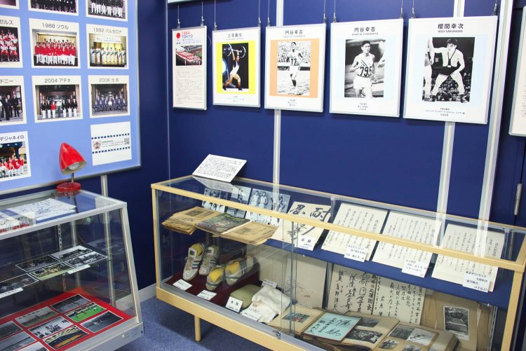 資料室にはこれまでの活躍が一堂に。1964年東京大会コーナーには、右から4枚目の三宅選手の重量挙げ写真などを展示中。