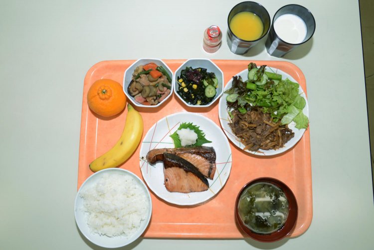 一般自衛隊員向けの3200kalに、主菜は肉と魚両方など3品1400kal分を加えた特別食。種目別や減量期など選手自身が分量を調整しながら食べる。（写真提供：自衛隊体育学校）。