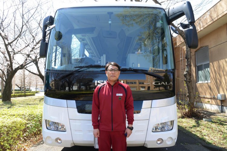 輸送班の十文字拓真さん。マイクロバスなど7台を6名で運転。「税金で購入するため、普通の車両なので、レスリング選手などは狭そうです（笑）」。（写真提供：自衛隊体育学校）。