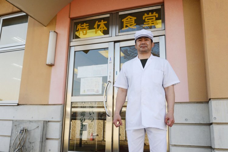 特別食堂勤務の福崎道大さんは元選手で現職8年目。朝4時半から18時の夕食まで栄養士の指導下で、選手約120名分の体を作る食事を担当。（写真提供：自衛隊体育学校）。