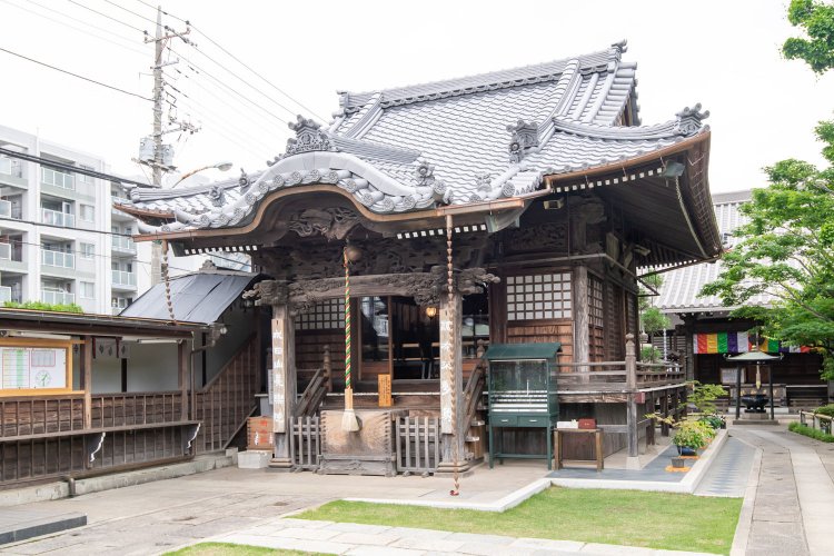 厄除けのご利益があるお不動さんを祀るお堂。