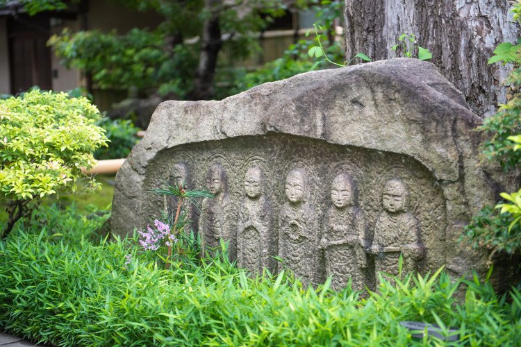 境内にはさまざまな種類の石仏もある。これは六地蔵。