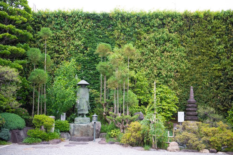 立ち寄る人の心を癒やす小さな庭園。