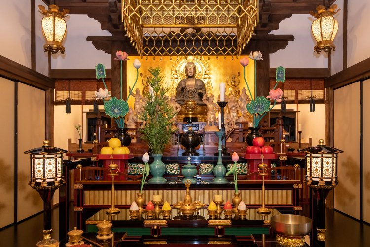 金銅の薬師如来像。病気を治してくれる仏様らしい、穏やかな優しいお顔。