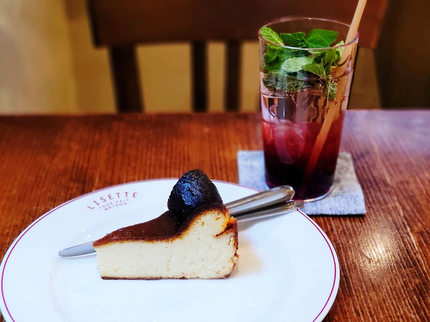 苺たっぷり固めの プリン と海塩がアクセントの バスクチーズケーキ Cafe Lisette 黒猫スイーツ散歩 自由が丘編 さんたつ By 散歩の達人