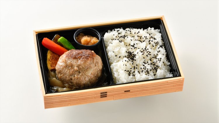 純但馬牛 100％ 極上絹ごし大とろハンバーグおろしポン酢弁当 1620円。