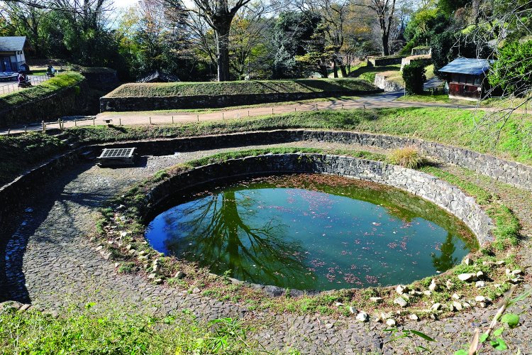涸れたことがないという本丸そばにある日ノ池。古来から祭祀を行った場所でもある。