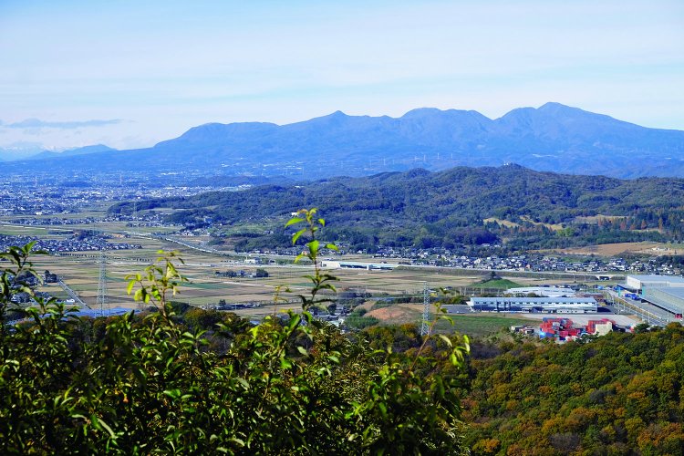 物見台からの眺望。北には赤城山、左手には浅間山も見える。
