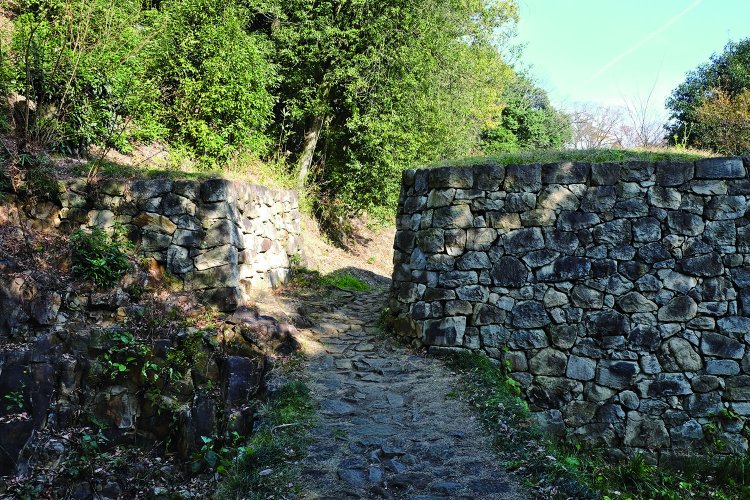 物見台下の虎口。道の正面に石垣があり、先が見通せない工夫がされている。