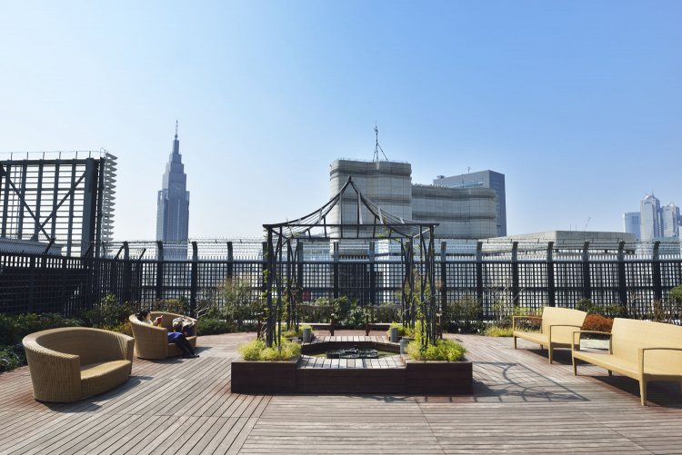 屋上はソファやベンチが多彩で、座り心地もよし。