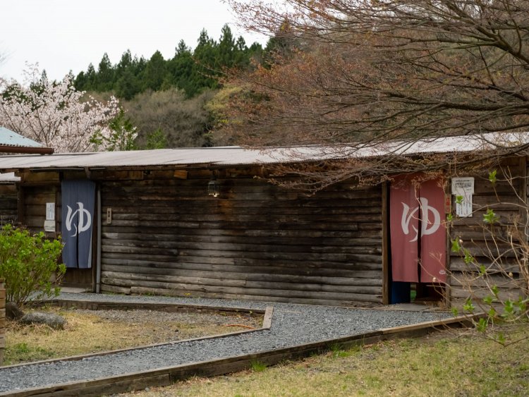 中庭の奥には温泉があります。