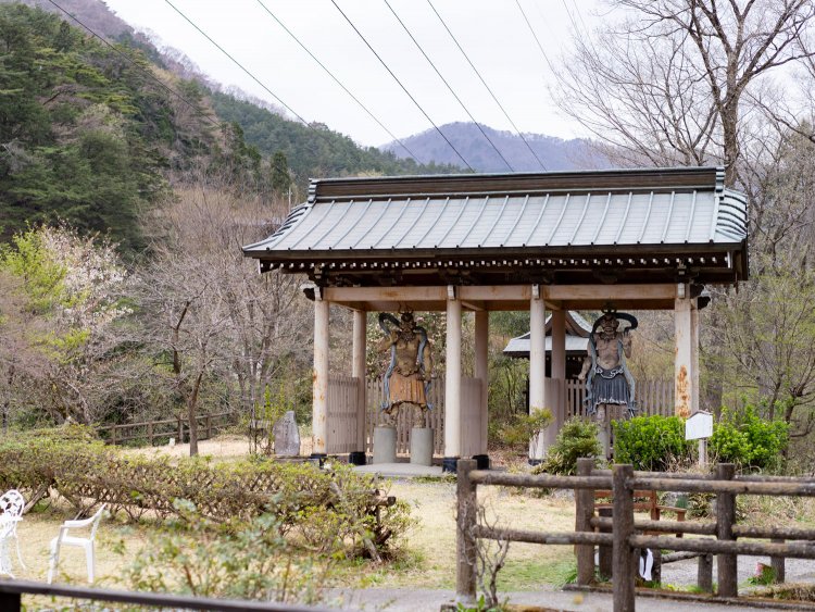 そして仁王像。このホテルのシンボルです。