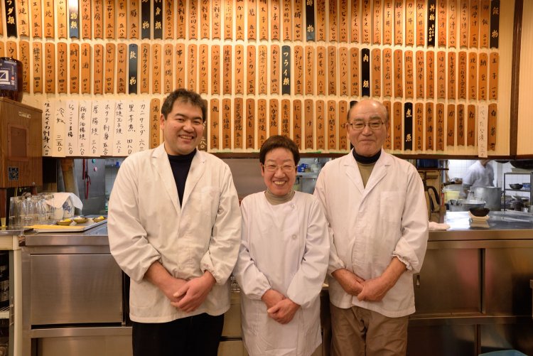 家族で切り盛りしている二代目水口正さん、初音さん、三代目淳さん。「気軽にお越しください」。