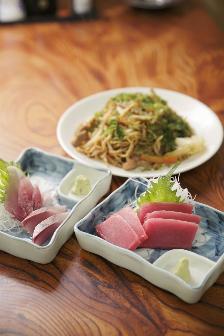 昼は参議院会館の食堂で寿司担当をする板さんの渡辺和男さんがさばく刺し身はこの店のおすすめ。写真はまぐろ赤身500円、イナダ450円、焼きそば418円。