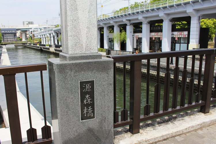 源森橋。右手奥は東京ソラマチ。左手奥は枕橋、その奥は隅田川に合流する場所にある源森川水門。