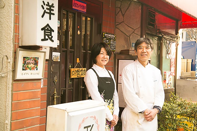店を切り盛りするご夫婦。「しょうが焼きも絶品です」。