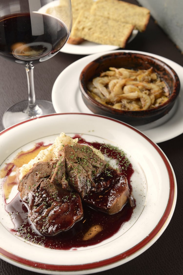 自家製パン付きの白えびのアヒージョ990円、お肉ほろほろな牛タンの赤ワインソース1760円、グラスワイン550円。