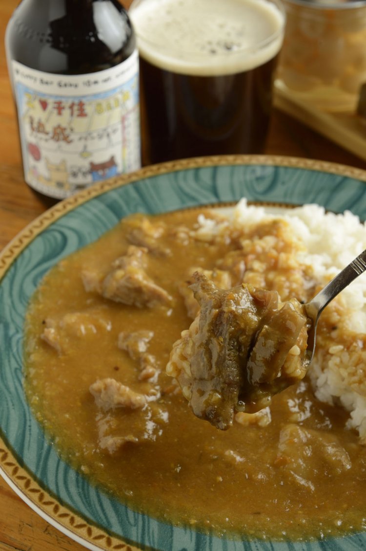 しっかり辛いのにフルーティなビーフカレー1160円、オリジナルレシピの美味な黒ビールI♡千住BEER960円。