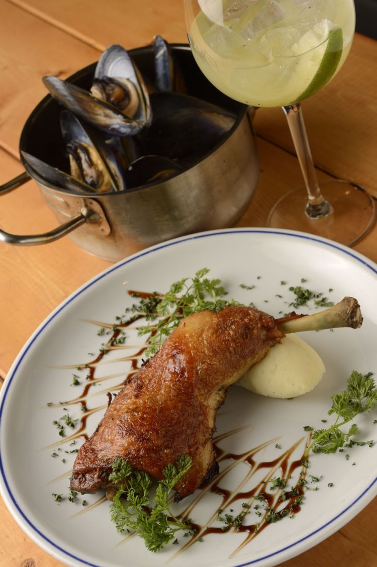 これでレギュラーサイズな国産ムール貝のワイン蒸し1320円、骨付きもも肉のコンフィ1760円、果肉入り白ワインのサングリア671円。