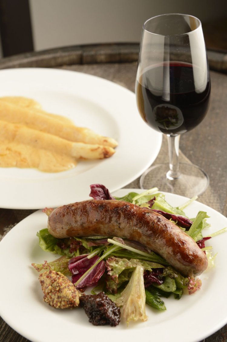 ホワイトアスパラのウニクリームソース1700円、幻霜ポークのサルシッチャ900円、グラスワイン350円～。