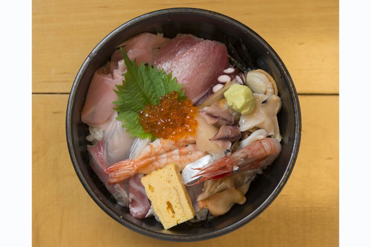 海鮮丼定食1150円は副菜、味噌汁、お新香付き。魚介は季節によって変わる。