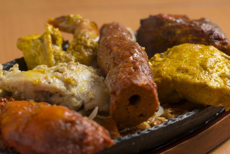 タンドリーチキンやフィッシュティッカなど、酒のつまみにもってこいのミックスグリル1190円。