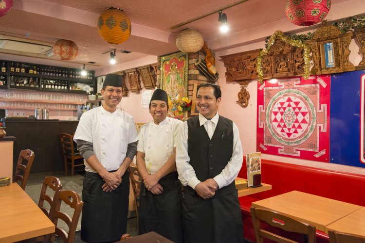 スタッフ一同、笑顔でお出迎え。シェフはインド出身。「テイクアウトもOKダヨ」。