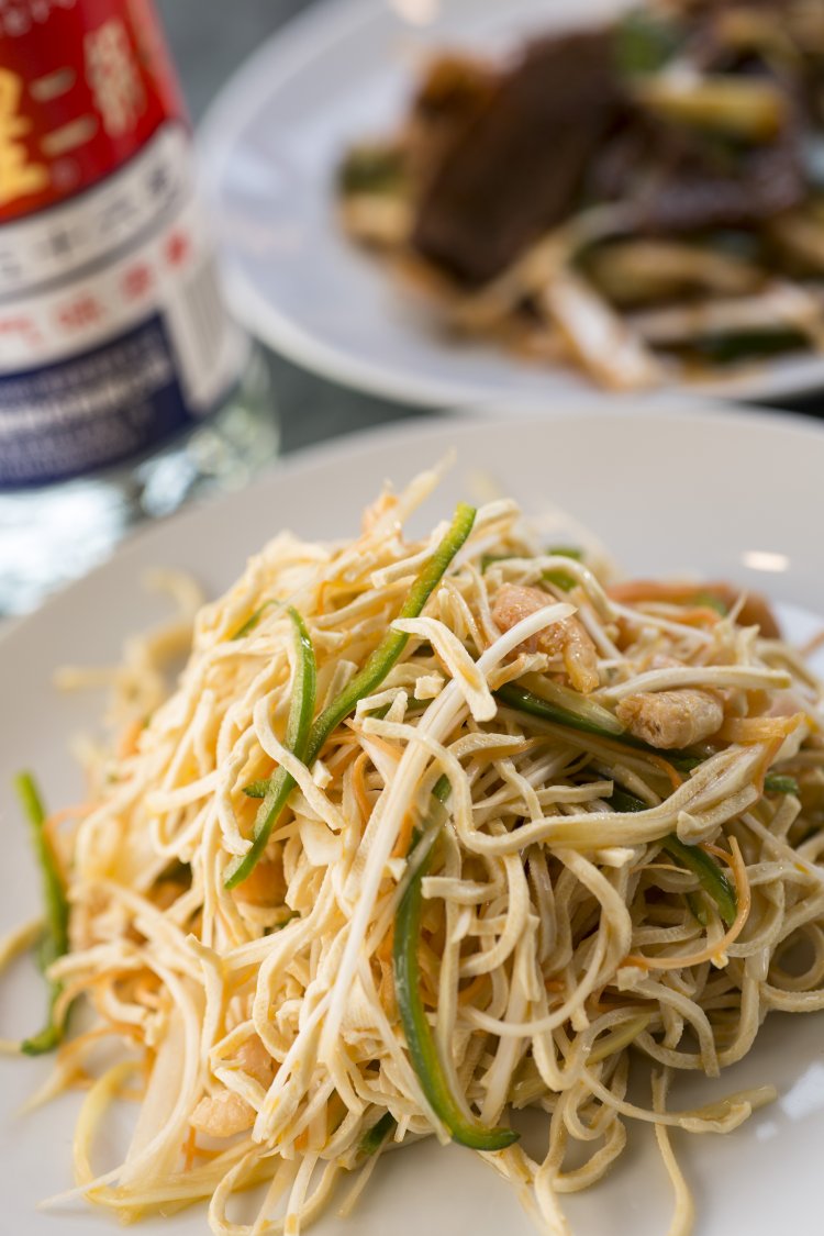 手前は干しエビと乾豆腐の和え物500円。麺状の乾豆腐は中国の定番食材で、コリコリの歯応え。
